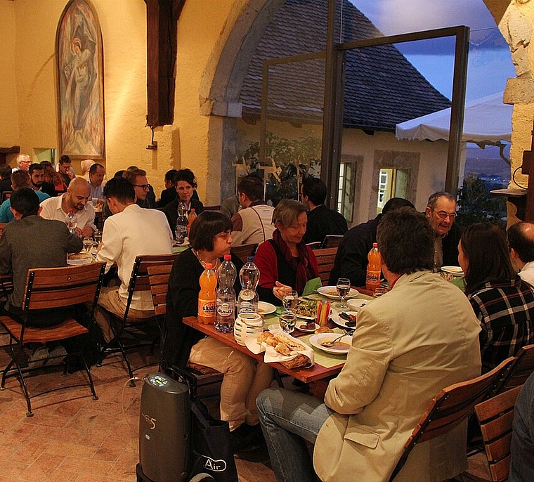 Rund 50 Personen trafen sich anlässlich des Fastenbrechens auf dem Schloss Wartenfels in Lostorf zum interkulturellen Austausch. (Bild: ZVG)