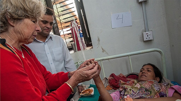 In ihren «Medical Camps» behandelt die Handchirurgin Katrin Hagen kostenlos Tausende von Nepalesen. (Bild: Giancarlo Cattaneo)