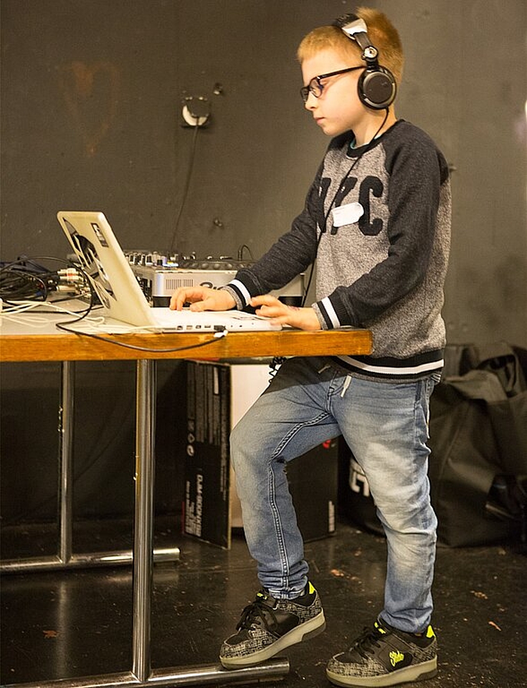 In sechs Workshops durften sich die Jugendlichen als DJ, Freerunner oder Fotograf versuchen. (Bild: ZVG)