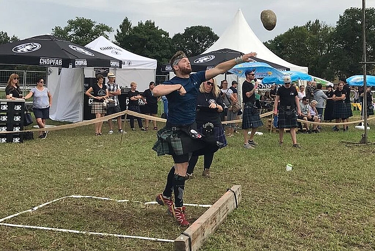 Bei den internationalen Highlandgames Mittelland messen sich die Athleten und Athletinnen unter anderem im Baumstammwerfen oder Steinstossen. (Bild: ZVG)