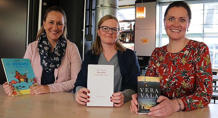 (v.l.) Mirjam Ledergerber, Alexandra von Arx und Mari Vihertola mit Büchern in ihrer jeweiligen Herzenssprache. (Bild: mim)