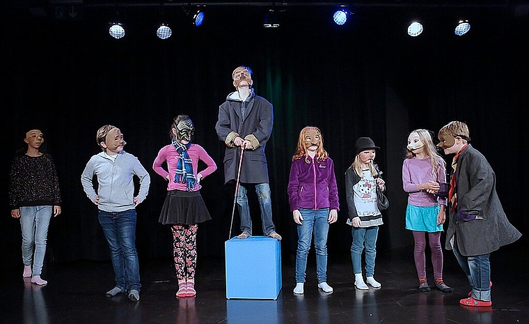 Kinder und Jugendliche von «Theater JUcKT» zeigen am 19. und 20. Juni ihr Können auf der Theaterstudio-Bühne. (Bild: Dieter Graf)