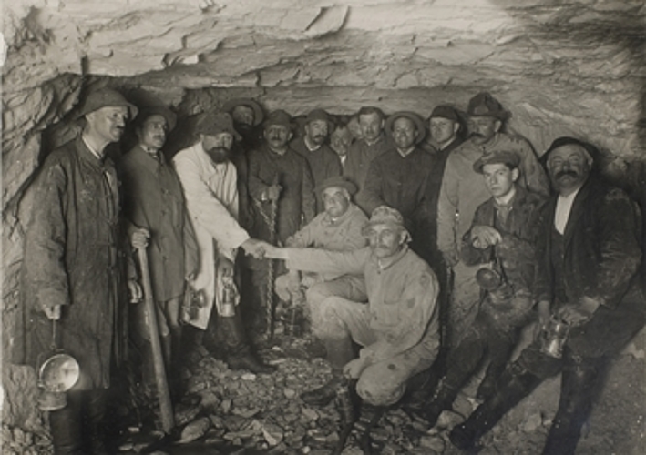 Tunnelarbeiter am 10. Juli 1914 nach einem geglückten Durchschlag beim Bau des Hauenstein-Basistunnels. (Bild: Friedrich Aeschbacher)