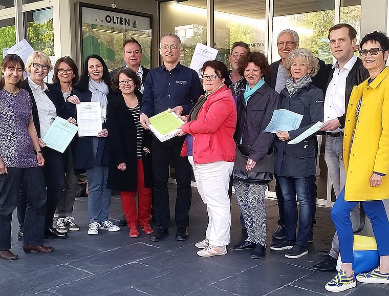 Die Mitglieder des Initiativkomitees überreichen Stadtschreiber Markus Dietler (Mitte) die Unterschriftenbögen mit ihrem Anliegen. (Bild: ZVG)