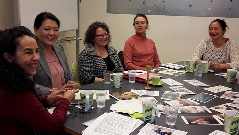 Andrea Leonhardt (M.) leitet seit Februar die Sitzungen des «Femmes-Tische»-Teams in Olten. (Bild: ZVG)