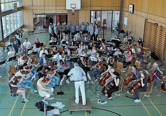 Unter der Leitung von Heinz Schoenenberger probten rund 80 Mitwirkende der Stadtmusik Olten, der Jungen Kammerphilharmonie Solothurn und des Jodlerklubs Lyssach für das Sommerkonzert am 24. Juni. (Bild: Patrick Weibel-Adam)