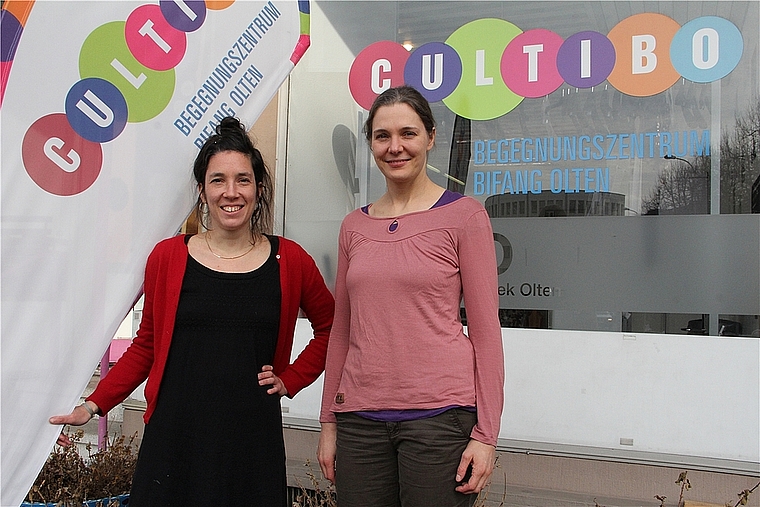 Betriebsleiterin Timna Tal (links) und Christiane Creutzburg, die eine schriftliche Arbeit über das Begegnungszentrum Cultibo verfasste. mim) 