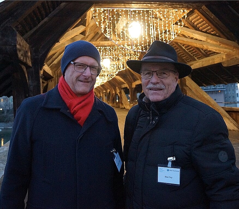 Peter Moor (l.) und Max Frey vor der alten Holzbrücke, dem Treffpunkt zur öffentlichen Adventsführung von Olten Tourismus. (Bild: F. Beidler)