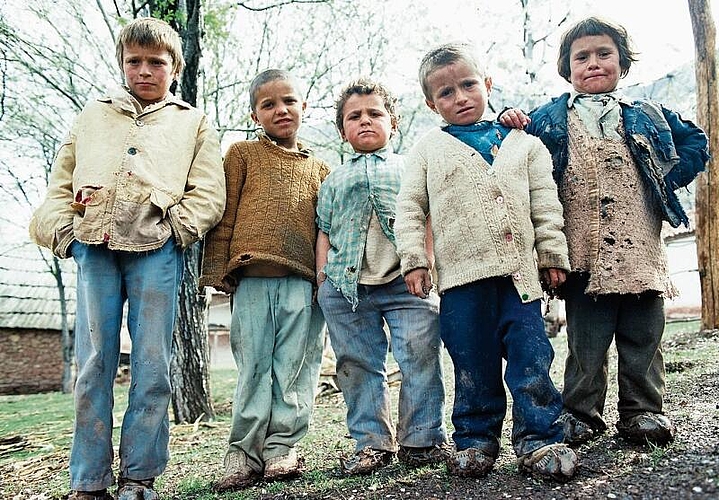 1992 fotografierte Hans Peter Jost in den nordalbanischen Bergen eine Gruppe von Kindern. Die Suche nach ihnen 30 Jahre später ist in einem spannenden Kurzfilm festgehalten. (Bild: Hans Peter Jost)