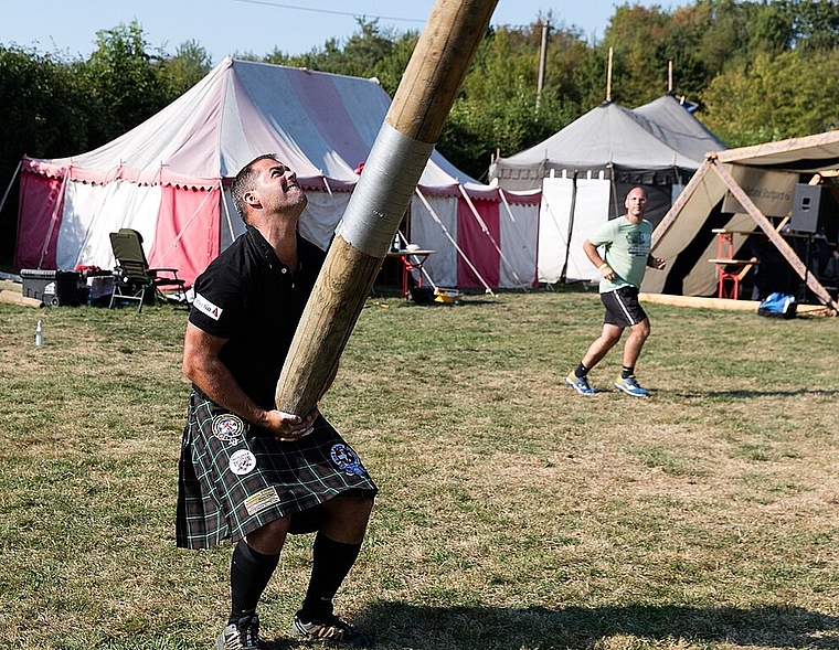 Der Baumüberschlag sei die beliebteste Disziplin bei den Zuschauern, weiss Simeon Brügger, der die Europameisterschaft der Highland-Games am kommenden Wochenende organisiert. (Bild: ZVG)