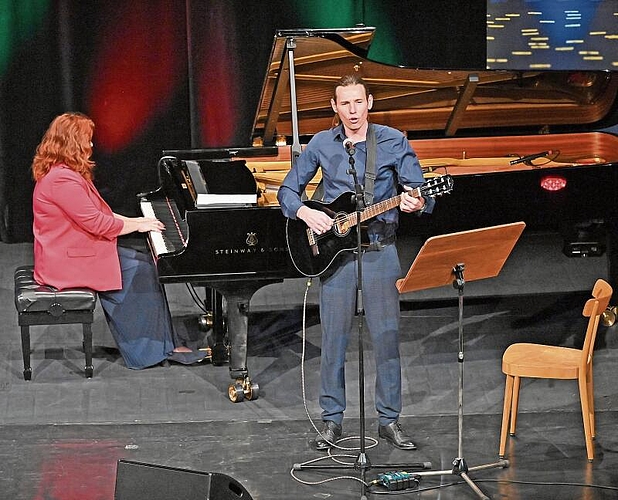 Die Oltner Musiker Maria Anikina und Vadym Besarab spielten sowohl ukrainische Folklore als auch russische Klassik. 
