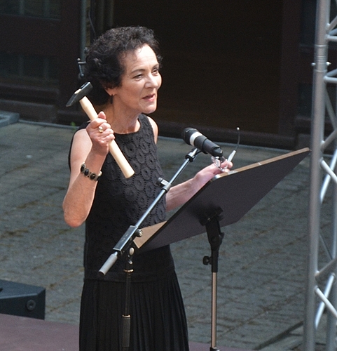 Rektorin der Kanti Olten Sibylle Wyss begrüsste die geladenen Gäste mit einem symbolträchtigen Hammer.» 
