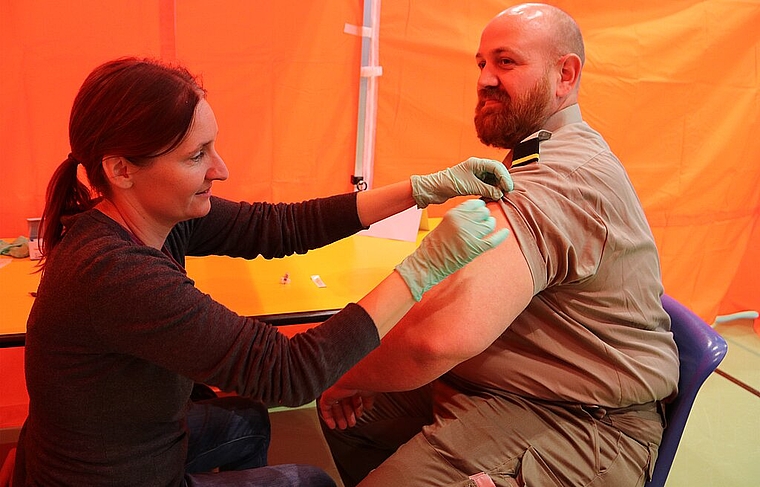 Die medizinische Praxisassistentin Christine Möll bereitete Ortskommandant Thomas Julmi auf die Grippeimpfung vor. (Bild: mim)