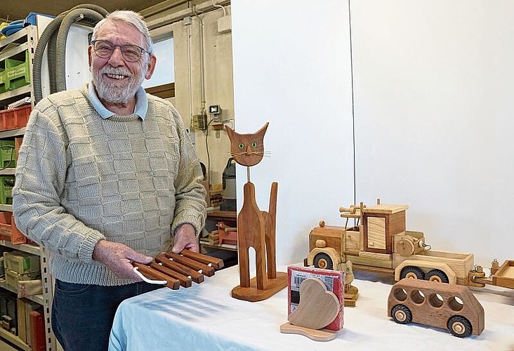 Roland Marrer stellt aus Holz Spielzeuge aller Art her, manche sind ganz schön aufwändig. (Bilder: Achim Günter)