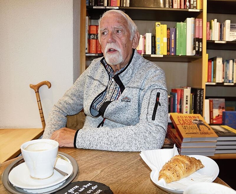Bei Kaffee und Gipfeli in der Buchhandlung Schreiber ist Martin Eduard Fischer regelmässig anzutreffen. (Bild: Achim Günter)