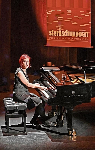 Esther Hasler bringt das Stadttheater mit ihrem Klavier und Wortwitz zum Staunen. (Bild: Remo Fröhlicher)
