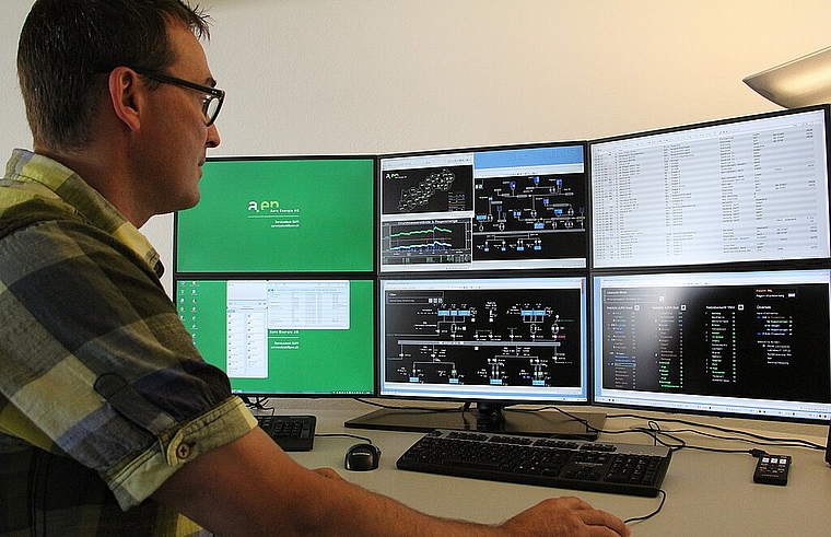 Christoph Schenker überwacht via der Regionalen Leitstelle an sechs Bildschirmen sowohl den Strom-, den Wasser- als auch den Gashaushalt. mim) 