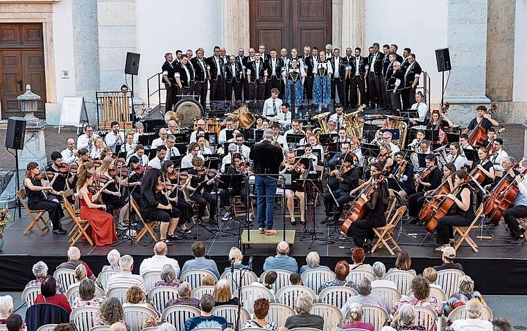 Vor der tollen Kulisse der Stadtkirche präsentierte die Stadtmusik Olten mit ihren Gästen, dem Jodlerklub Lyssach und der Jungen Kammerphilharmonie Solothurn, ihr Sommerkonzert. (Bild: Finja Basan)