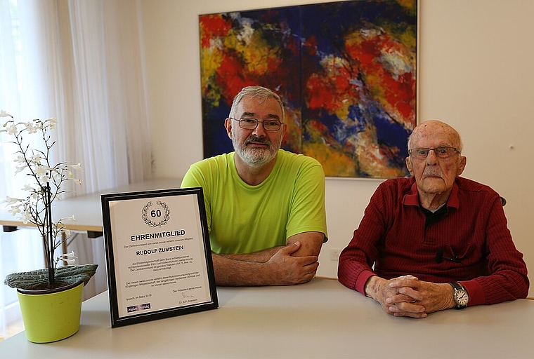 Präsident Rainer Gizzi gratulierte dem 98-jährigen Rudolf Zumstein, Gründungsmitglied und erster Präsident sowie Ehrenmitglied SWISS MOVIE. (Bild: ZVG)