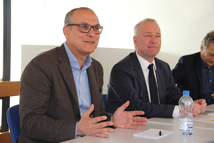 Thomas W. Jung, Inhaber der Giroud Olma AG, (links) stellte im Beisein von Stadtpräsident Martin Wey das Projekt Sälipark 2020 vor. (Bild: mim)
