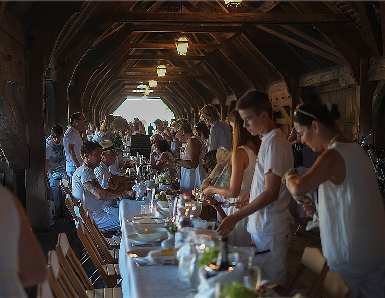 Dinner-Vorbereitung auf der alten Holzbrücke: Nach einem erfolgreichen Start im vergangenen Jahr mit rund 150 Personen, erhofft sich der Verein White Dinner Olten für dieses Jahr ein ebenso grosses Interesse. (Bild: Christian Wenger)
