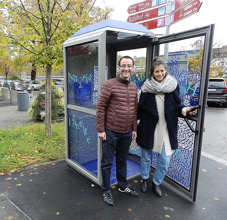 Region Olten Tourismus-Geschäftsführer Stefan Ulrich und die Oltner Slam-Poetin Lisa Christ weihten kürzlich die erste Rätselkabine ein. (Bild: ZVG)