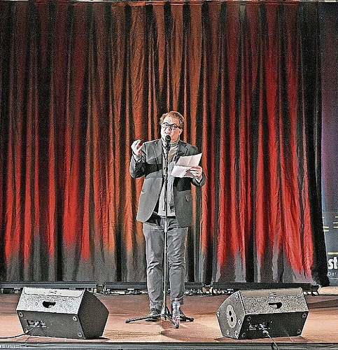Slam Poet und Theologe Andreas Kessler bei seinem Auftritt in der Stadtkirche. (Bild: Remo Fröhlicher)

