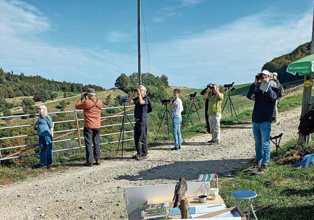 Mitglieder des Ornithologischen Vereins Olten und Passantinnen am vergangenen Samstag beim Beobachten und Zählen der Zugvögel über der Frohburg. (Bild: Katrin Luder)