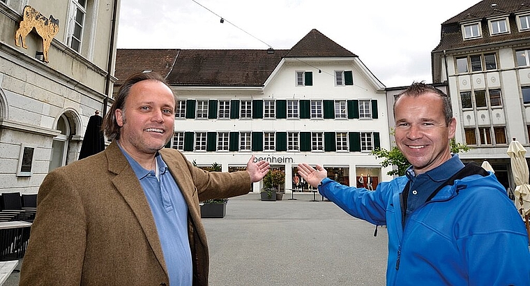 Konrad «Kinokoni» Schibli (l.) und Youcinema-Event-Manager Roger Brogli holen das Open-Air-Kino auf die Kirchgasse. (Bild: ZVG)