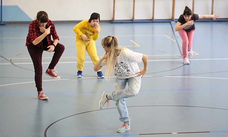 Die 30 Jugendlichen aus der Region Olten übten sich während des ersten Girls &amp; Boys Days auch im Streetdance. (Bild: ZVG)