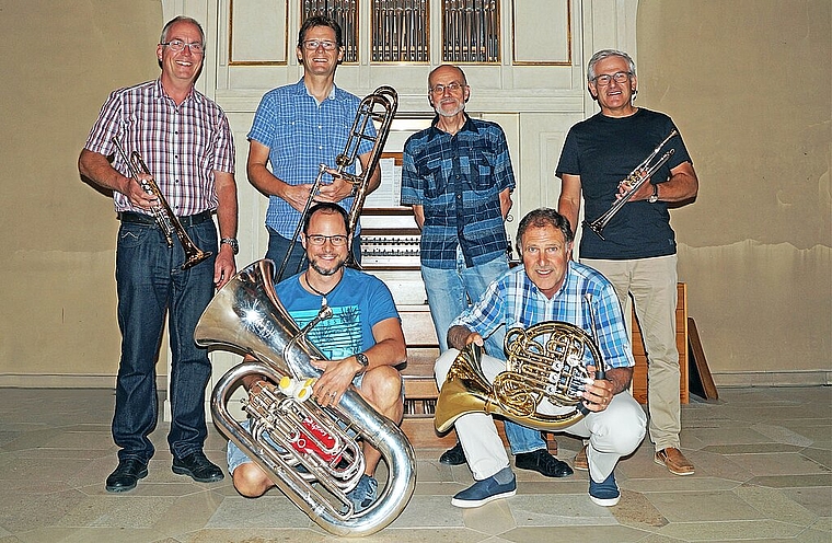 Olten Brass sind (hinten v.l.): Christoph Remensberger (Trompete), Aldo Nünlist (Posaune), Hansruedi von Arx (Orgel/Perkussion) und Beat Kohler (Trompete). (Vorne v.l.): Claudio Tanner (Tuba) und Remo Fröhlicher (Horn). (Bild: Franz Beidler)