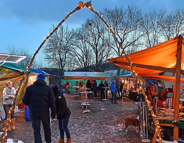 Der erste Ifenthaler Weihnachtsmarkt stiess auf reges Interesse. (Bild: ZVG)