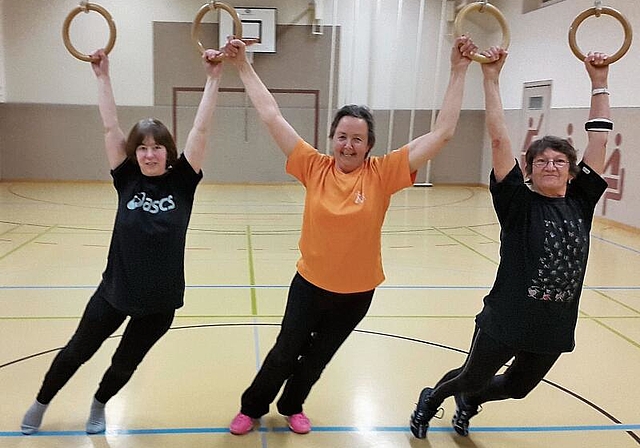 Präsidentin Elsbeth Friedl (Mitte) und Kolleginnen betätigen sich auf vielfältige Weise sportlich. (Bild: ZVG)
