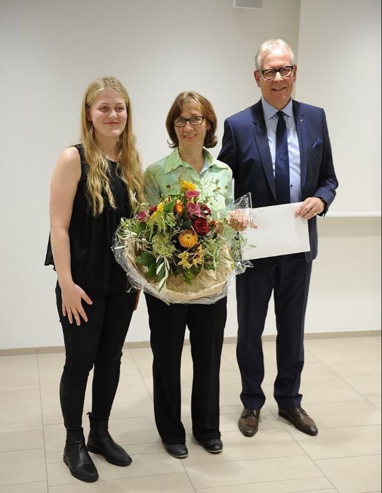 Laura Lämmli (l.), Enkeltochter Familie Haas, und Ernst Zingg, Präsident Alzheimer Solothurn, übergaben Gabriela Steiner den Fokuspreis. (Bild: ZVG)