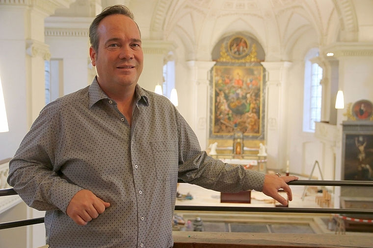 Pfarrer Kai Fehringer freut sich über die neu renovierte Stadtkirche und die innovativen Veränderungen. (Bild: mim)