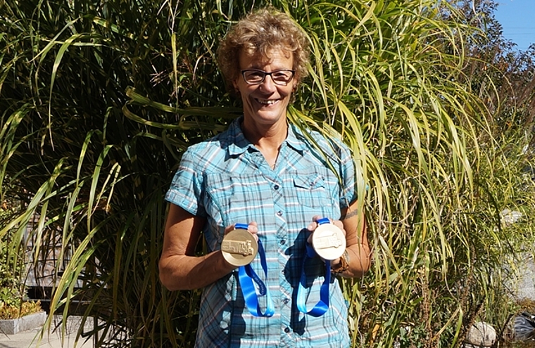 Werferin Connie Hodel präsentiert ihre Goldmedaillen Nummer 18 und 19 im Garten ihres Hauses in Hägendorf. (Bild: Franz Beidler)