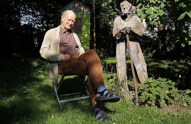 Franz Hohler und sein «Prättigauer»: Die Holzskulptur von Peter Leisinger bewacht Hohlers Haus in Zürich. (Bild: Franz Beidler)