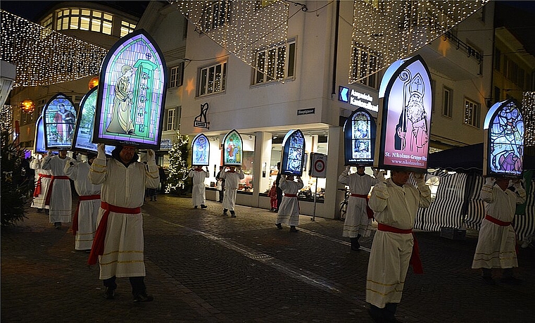 Ein imposanter Anblick: Auch in diesem Jahr werden die Iffelen-Träger den Weg durch Olten für den St. Nikolaus beleuchten. (Bild: vwe)