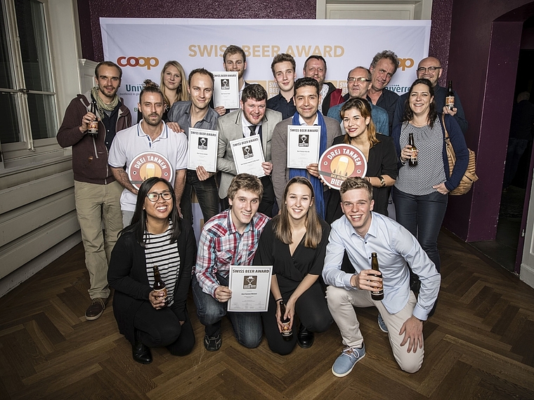 Familie, Freunde und Mitarbeiter rund um Luc Nünlist (zweiter v.l. Mitte) freuten sich über die Silber-Auszeichnungen für fünf Sorten des Oltner Drei Tannen Biers. (Bild: ZVG)
