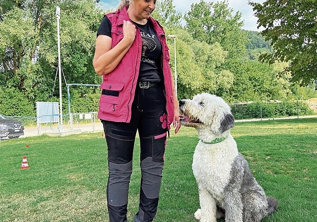 Jacqueline Niedermann übt mit ihrem Hund liebevoll auf dem Trainingsplatz. (Bild: Caspar Reimer)