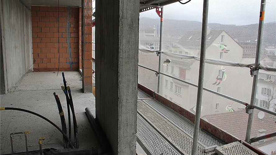 Manche Wohnungen verfügen sowohl über eine Logia und einen gegen den Innenhof gerichteten Balkon. mim) 