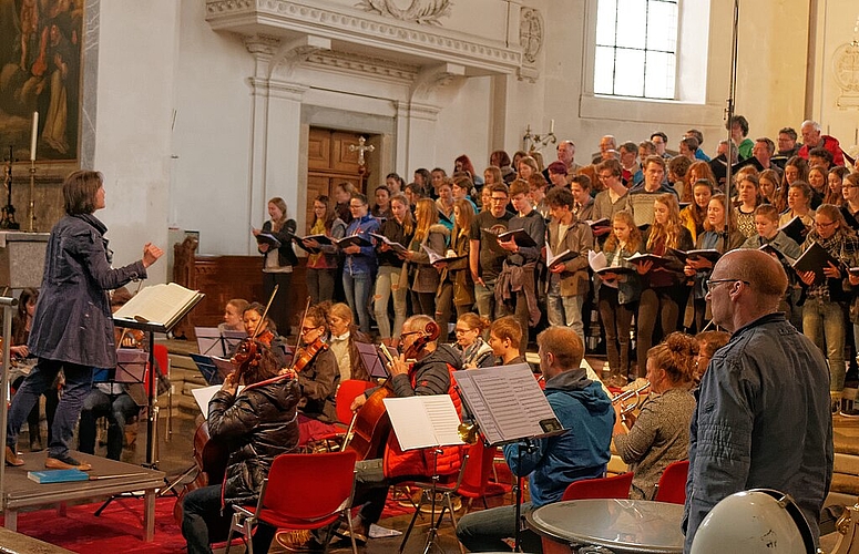Der grosse Kantichor und das Orchester ad hoc unter der Leitung von Sarah Giger (l.) spielen am 18. und 19. Mai in der Stadtkirche Olten. (Bild: Luise Baumgartner)
