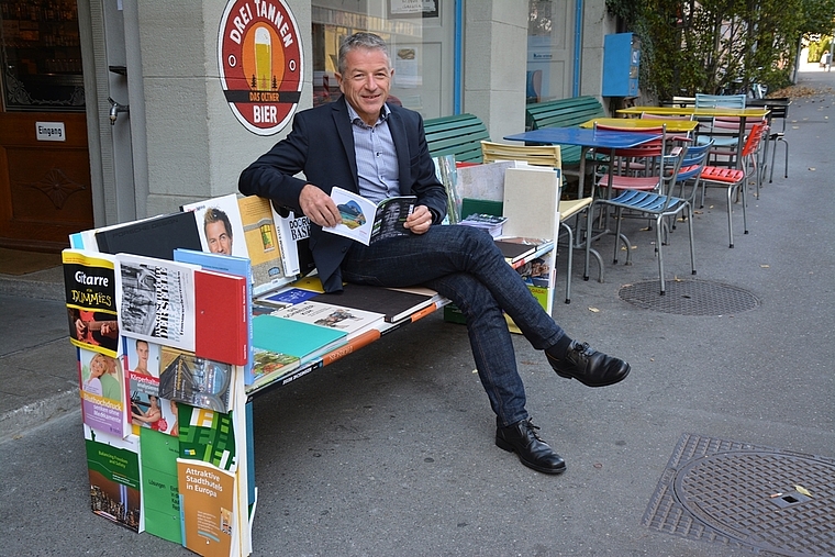 Macht es sich gleich selbst auf den Oltner «Bücher-Bänkli», hier bei der Galicia Bar, bequem: Georg Berger, Präsident des Fördervereins, freut sich auf den heutigen Start des Buchfestivals Olten mit dem «Solothurner Müsterli Abend». (Bild: v