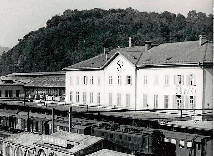 Der Schriftzug «Buffet» auf der Strassenseite des Oltner Bahnhofgebäudes war 1952 von weit her zu sehen. (Bild: ZVG/Stadtarchiv Olten)