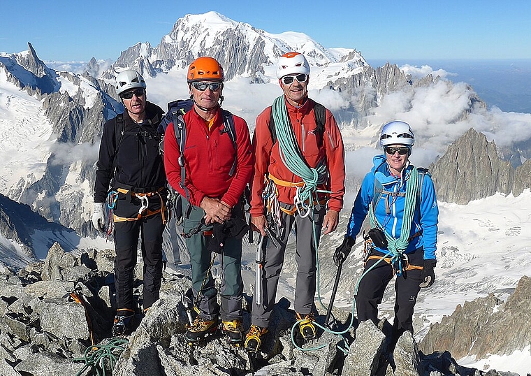 Mit dem SAC Olten auf dem Gipfel der Courtes (3856 m), im Hintergrund der Montblanc (v.l.): Dieter Kerschbaumer, Andreas Luder, Stefan Goerre und Corina Jehli. (Bild: Walter Fetscher)
