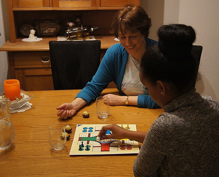 Helen spielt mit ihrem Gotti Corina Zingg Eile mit Weile. Das Spiel hat sie auch zu Hause in Eritrea gespielt. (Bild: M. Bertoldi)
