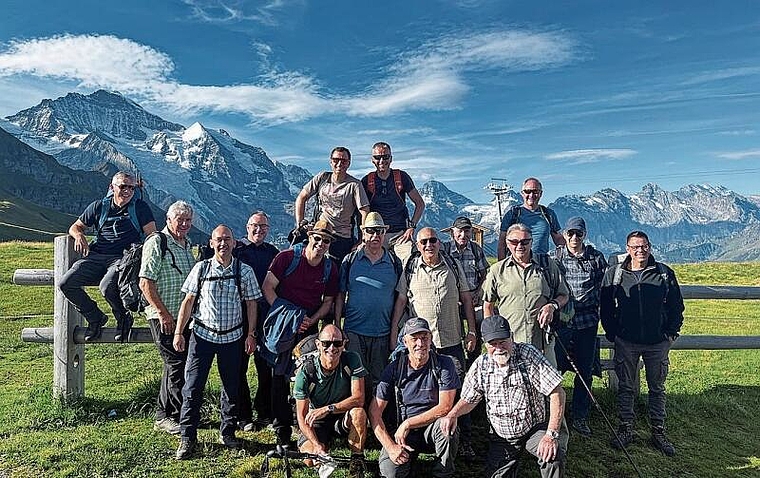 Die Hägendörfer Männerturner vor dem Berner Oberländer Bergpanorama. (Bild: ZVG)
