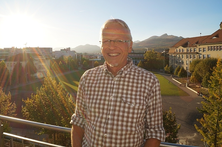 «Diesen Ausblick liebe ich!» Michael Neuenschwander in der Abendsonne auf seinem Balkon. (Bild: Franz Beidler)