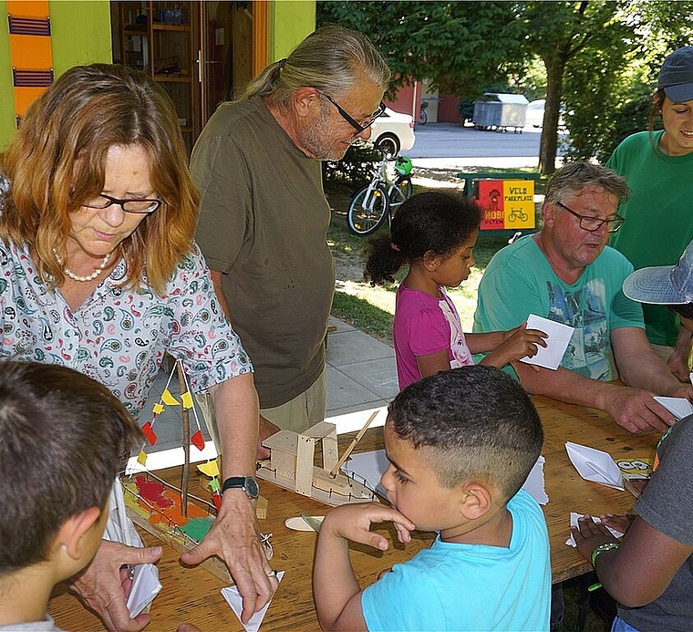 Siv Lehmann (v.l.), René Blöchliger und Ruedi Wahl helfen den Kindern, ein Schiff zu bauen. (Bild: Urs Bloch)