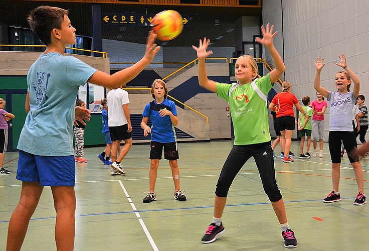 Nebst den Demolektionen an Oltner Schulen (Bild) wird den Kindern aus der Region mit dem «Touch the Stars»-Event am Sonntag, 1. Oktober eine weitere Möglichkeit geboten, um Handballluft zu schnuppern. (Bild: vwe)
